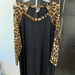 Women plus size long sleeve leopard black shirt